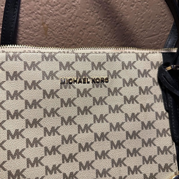 Large Michael Kors Monogram Shoulder Bag. Never used. 15 in x 13 in - Picture 3 of 6